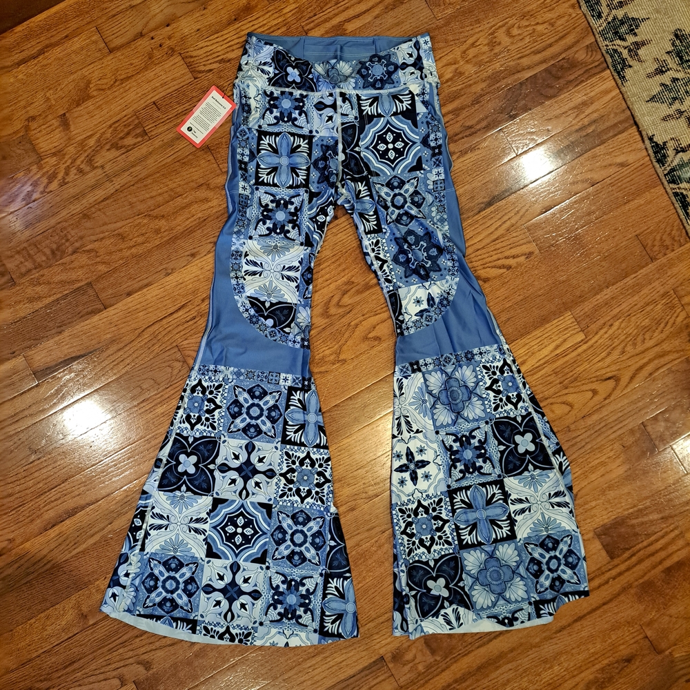 Medium Yoga Democracy Blue Patterned Women's Flare Leggings With Pockets NWT